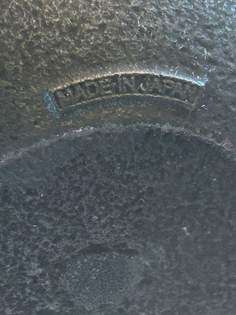IWACHU Tetsubin Kuro 3-Arare
Black Hobnail Cast Iron Teapot with Trivet - Picture 9 of 13